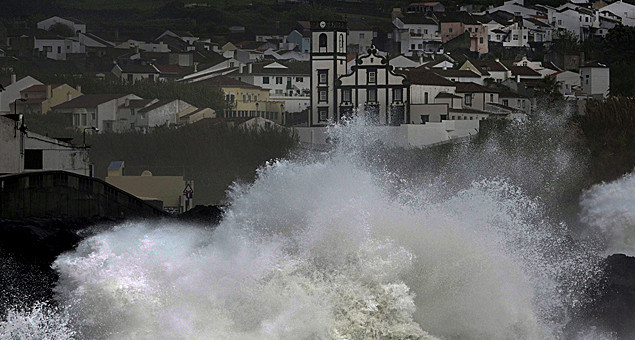 Mau-tempo-nos-Açores.jpg Mau-tempo-nos-Açores.jpg