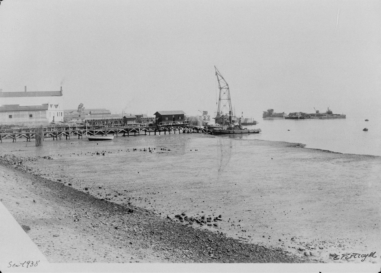 Doca do Poço do Bispo, vendo-se à esquerda a cas