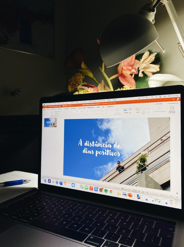 À distância de dias positivos - Slide1.JPG À distância de dias positivos - Slide1.JPG