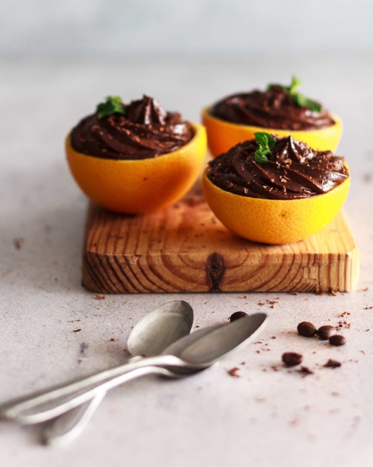 Mousse de chocolate em taças de laranja