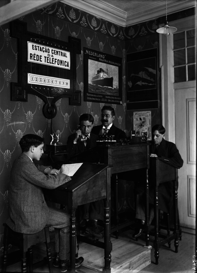 escola de co,mercio com telefone.jpg