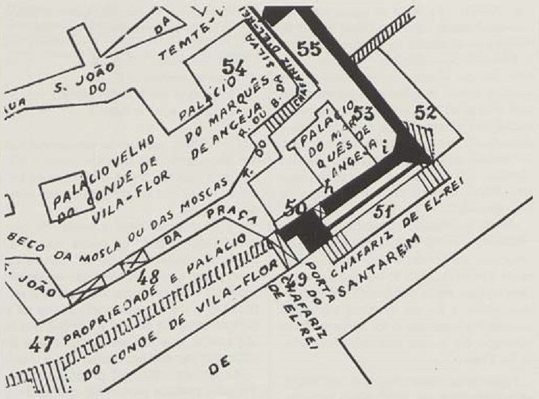A negro o troço da Cerca Moura, junto do Chafariz