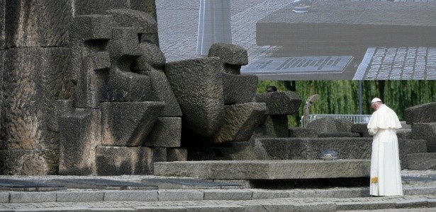 29jul2016---papa-francisco-visita-campo-de-concent