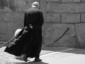 Padre-caminhando-de-batina.jpg