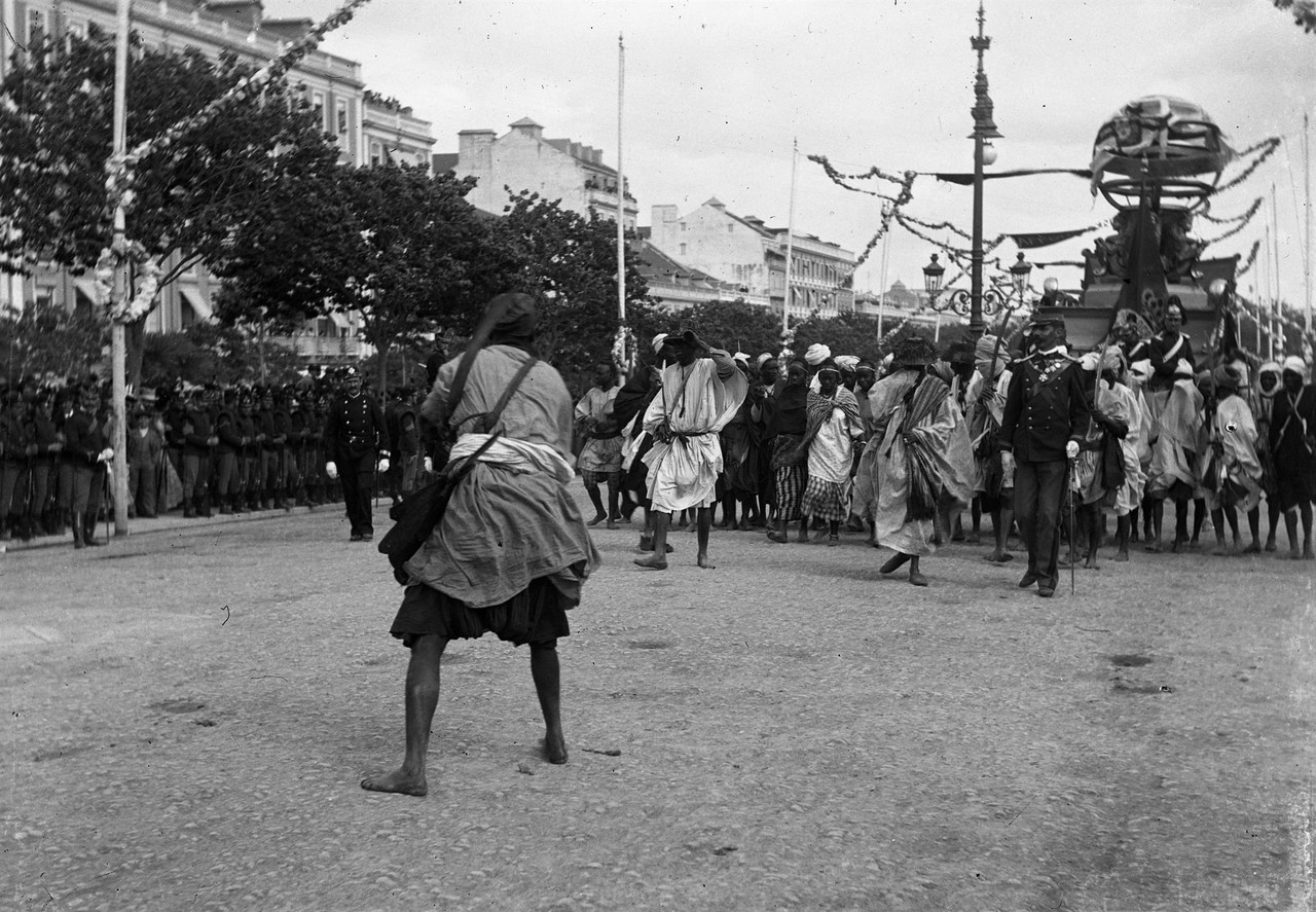 O cortejo na Avenida, 1898, foto de L8.jpg