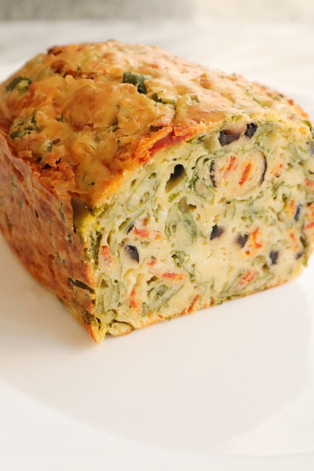 bolo de rúcula, azeitonas, cebola e chouriço