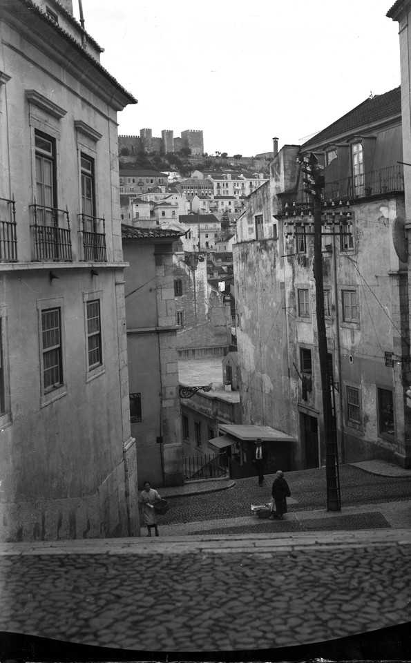 Calçada do Jogo da Péla, torre da cerca fernandi