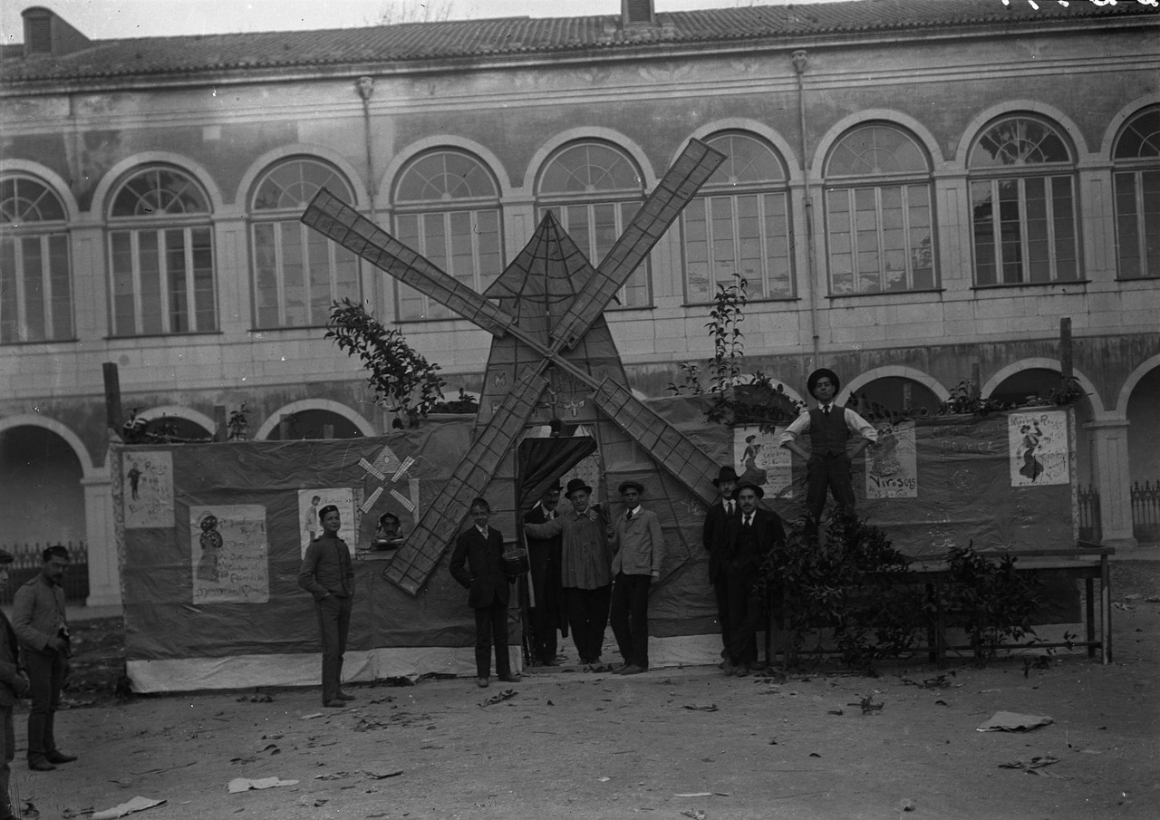 Moinho carnavalesco, pavilhão na escola Politécn