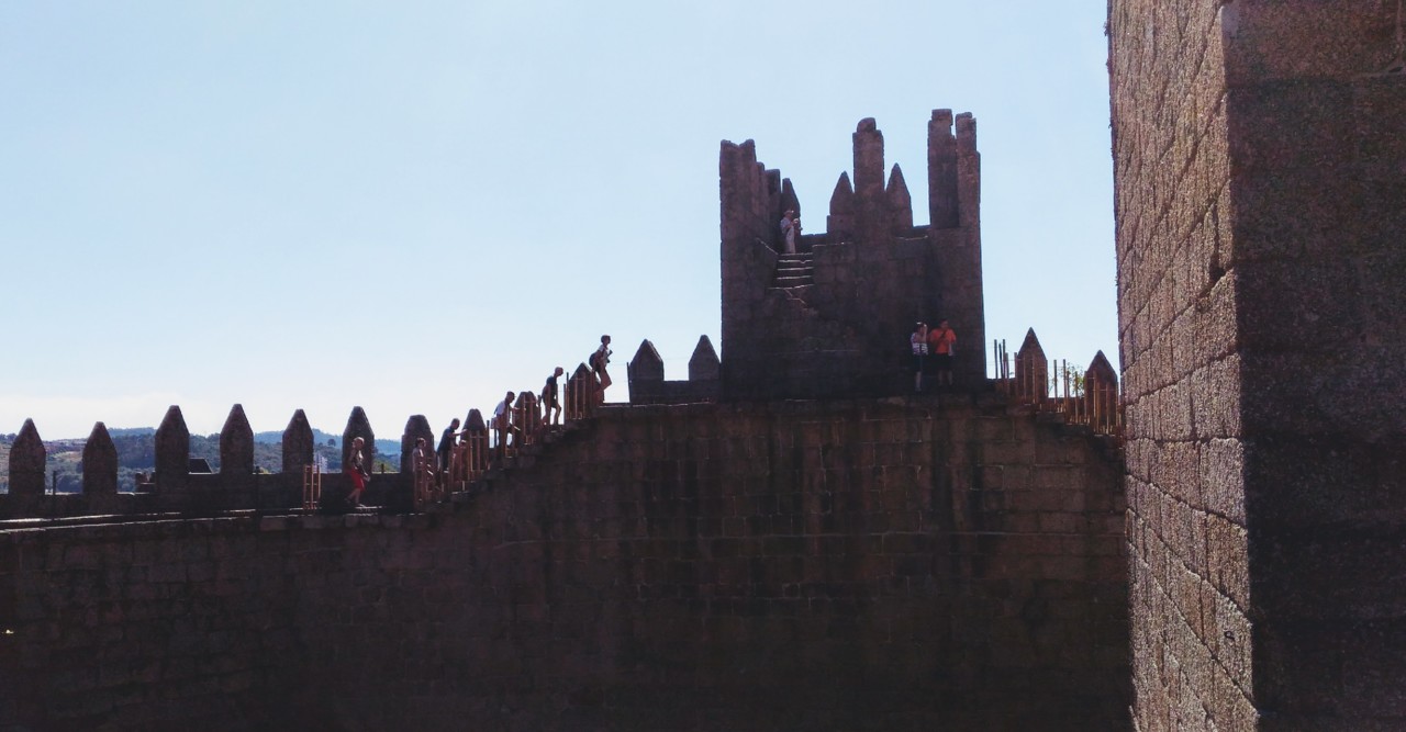 Castelo de Guimarães.jpg Castelo de Guimarães.jpg