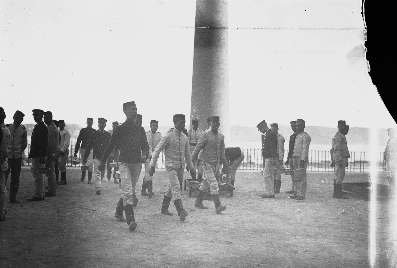 Distribuição do rancho no Quartel de Caçadores Distribuição do rancho no Quartel de Caçadores