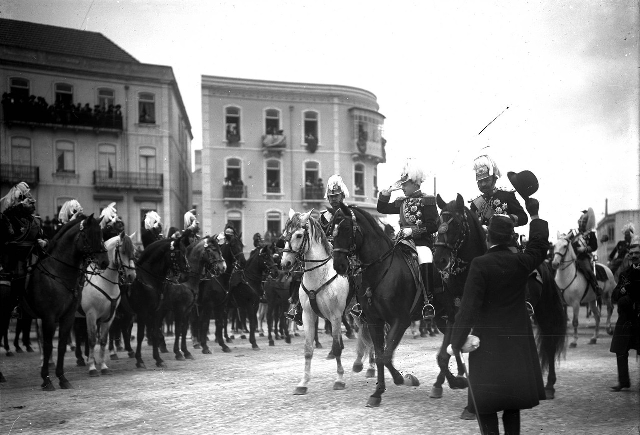 Dom Manuel II e comitiva na inauguração ao monum