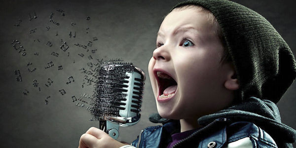 crianca_cantando_microfone.jpg crianca_cantando_microfone.jpg