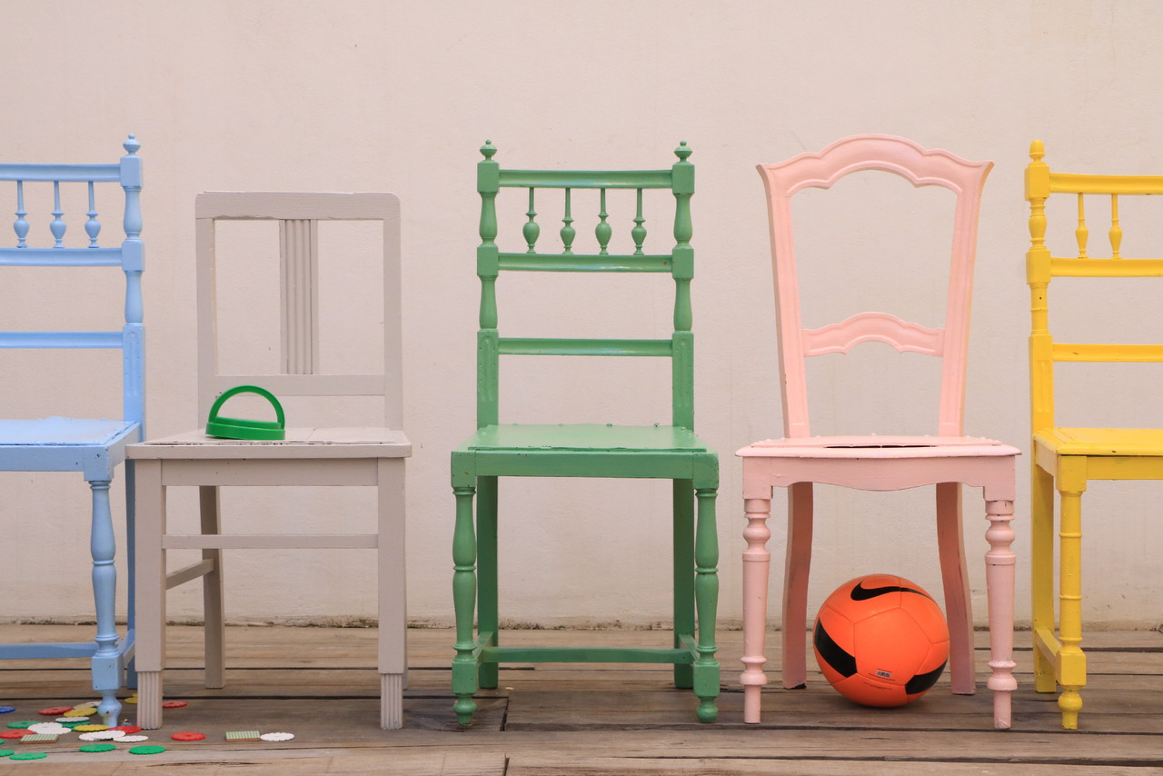 cadeiras pintadas mundo de sofia.JPG