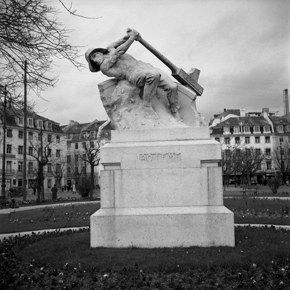 Estátua ao Leme, no Jardim Roque Gameiro, post. 1