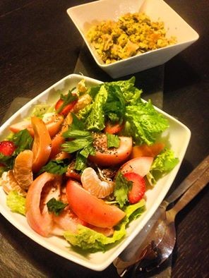 Uma salada mista com tangerina e morangos, e uns o