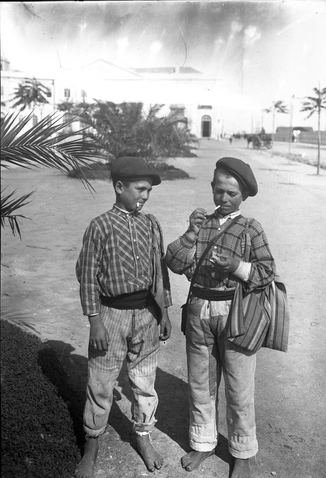 Ardinas vendedores de jornaes, Lisboa (P. Guedes, c. 1900)