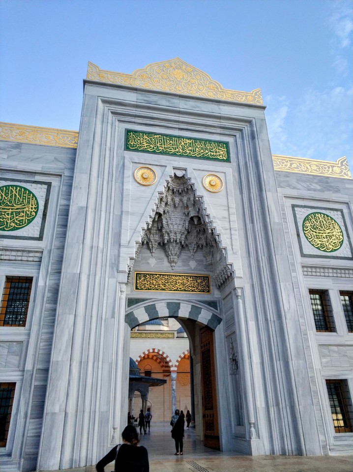 Entrada na Mesquita Çamlıca.jpg