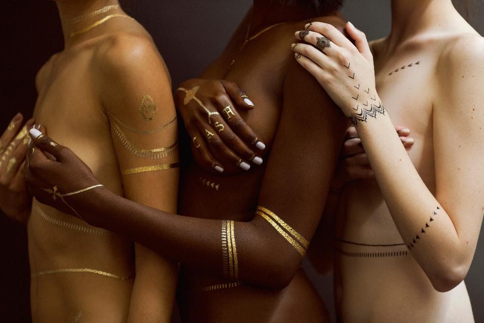 rhianna-tatuagens-colecao-verao-2015.jpg