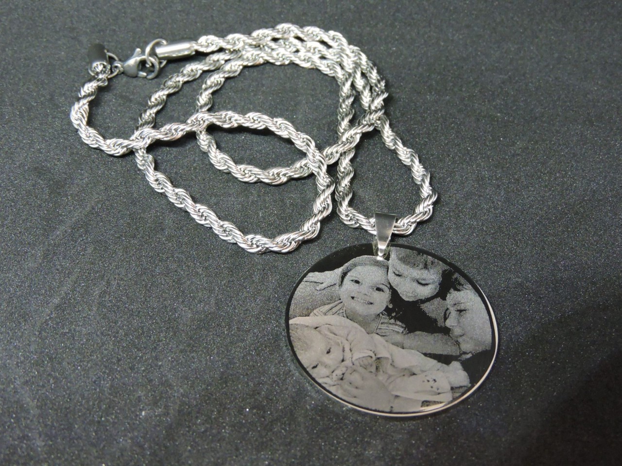 Exemplo de fio com medalha retirado do facebook da marca