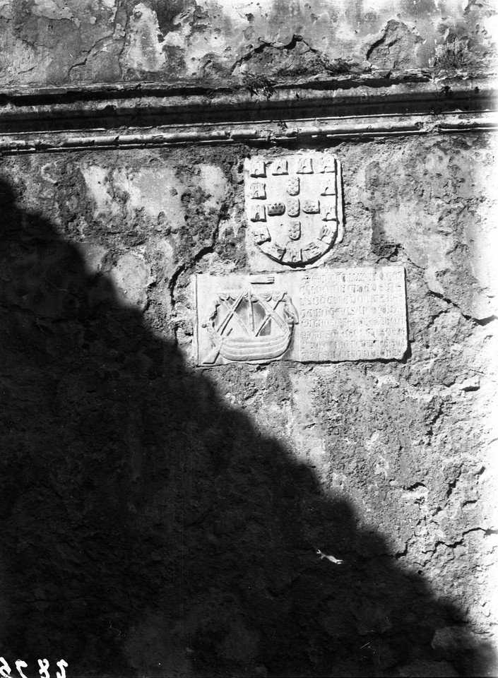 Chafariz do Andaluz, lápide e escudo colocados na