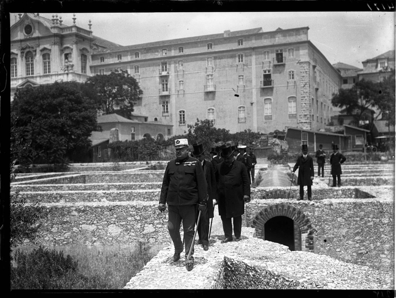 Dom Carlos visita as obras do Liceu Passos Manuel.