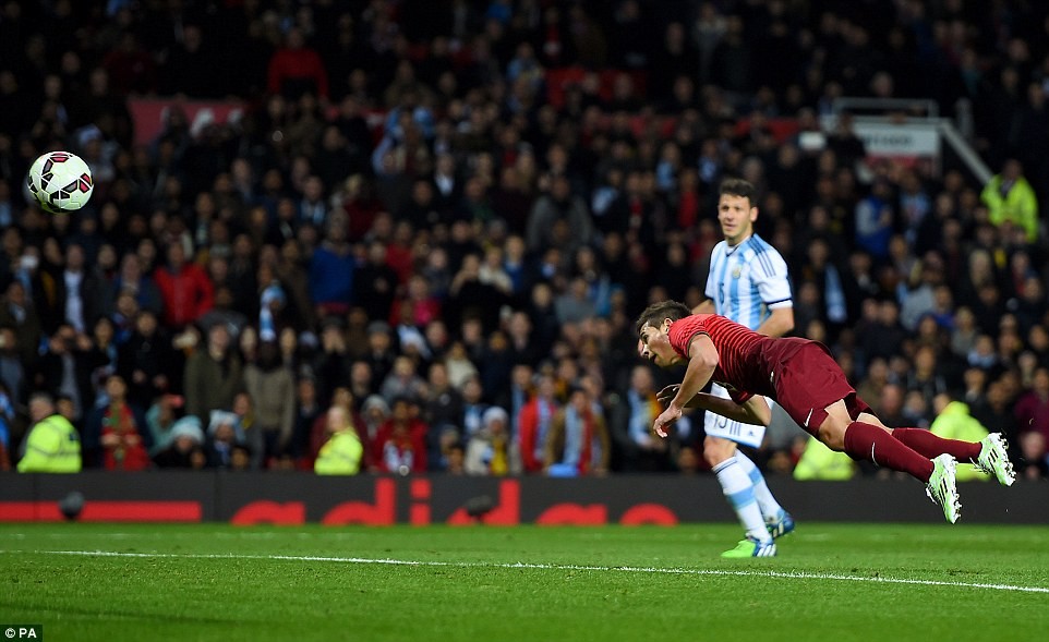 1416348597138_Image_galleryImage_Portugal_s_Raphae 1416348597138_Image_galleryImage_Portugal_s_Raphae