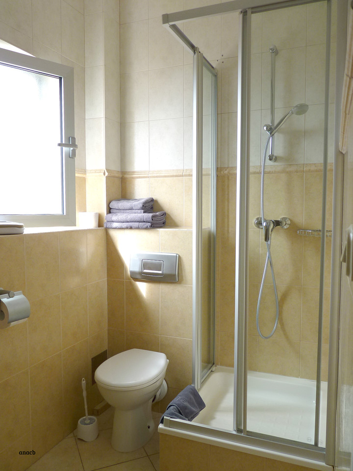 Vila Marer bathroom 2.jpg