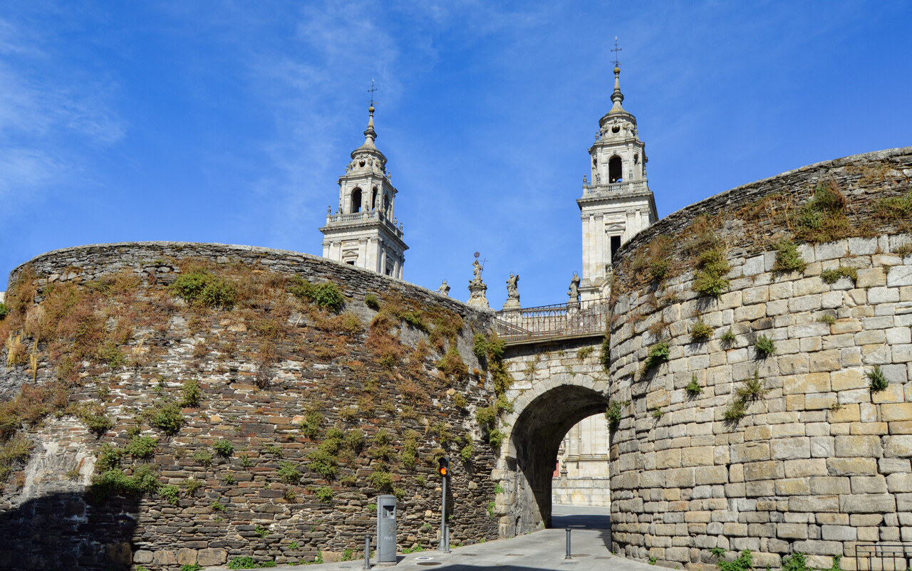 Lugo Muralhas romanas e catedral.jpg
