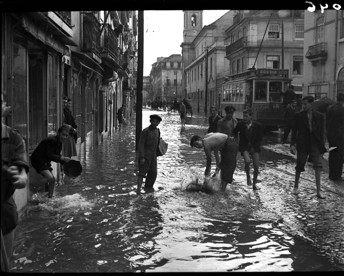 Inundações na Rua de S. Paulo, 18-11-1945, foto 