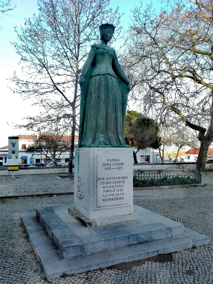 Estátua Rainha Dona Leonor (3).jpg