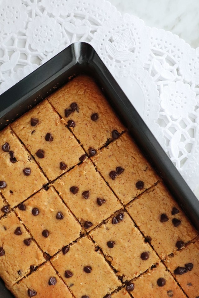 quadrados de grão-de-bico com manteiga de amêndoa e pepitas de chocolate