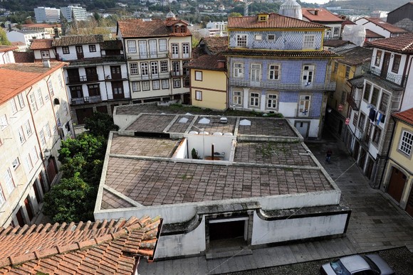 Guimaraes_Centro_Historico_Largo_Donaes