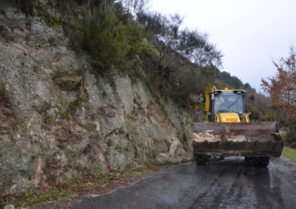 Remoção de pedras e terras em Passos