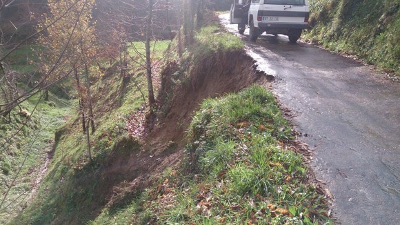 Derrocada de um talude de suporte da estrada de ac