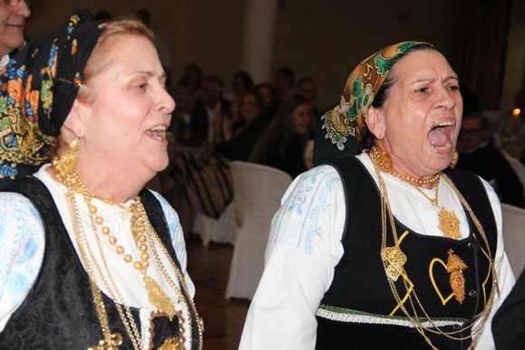 563872_251944184920037_1358152118_n