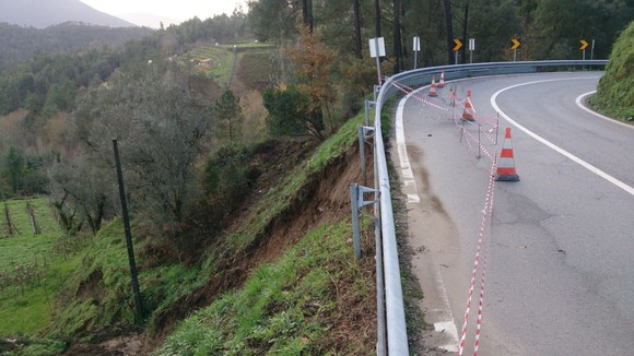 Derrocada do talude ameaça o aluimento da EN 210 