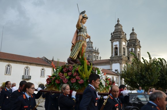 Bombeiros carregam andor de S. Miguel (2)