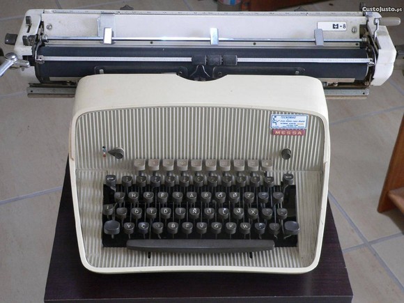 1322923358-maquina-de-escrever-antiga-messa
