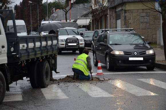 Reparação de buraco na Rua General Humberto Delg