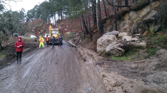 Deslizamento de terras na estrada entre Petimão e