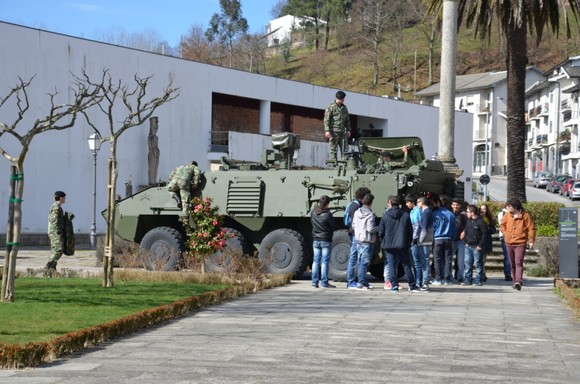 Viaturas do Exército em exposição na Praça da 