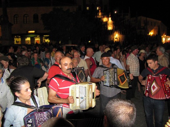 255524_418402308217738_1979130992_n