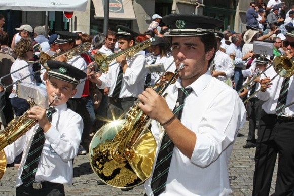 195955_271099786329294_1354830689_n