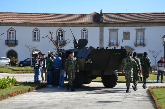 Viaturas do Exército em exposição na Praça da 
