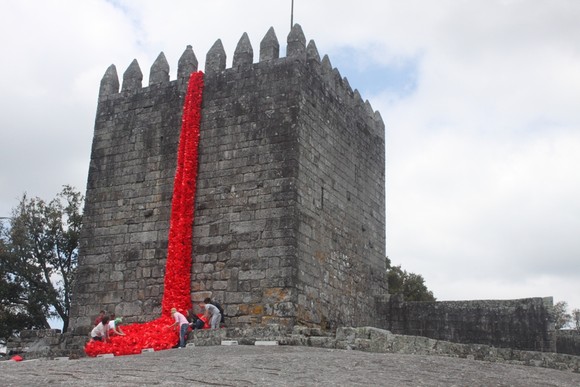 Preparativos Manto de Papoilas no Castelo de Lanho
