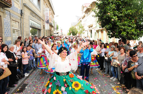 Batalha das flores é ponto alto da festa de maio