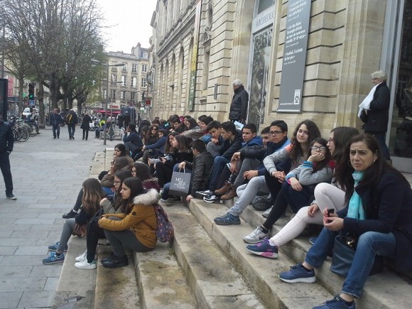 Alunos à porta do Museu de Aquitaine_cenon