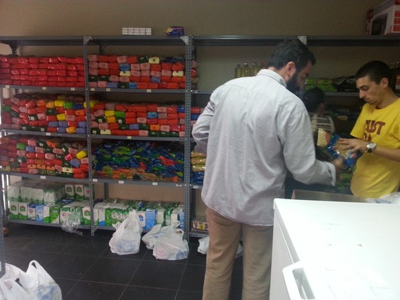 Arrumacao dos alimentos no Banco Voluntariado (Fot