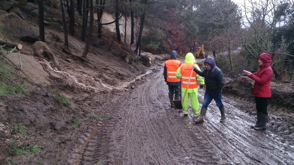 Deslizamento de terras na estrada entre Petimão e