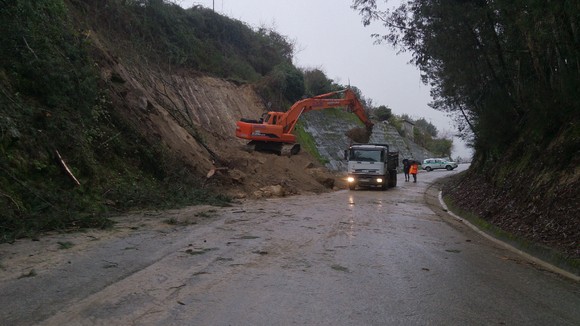 Desabamento de terras na ER 311 - trânsito está 